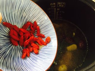 20、黄芪乌鸡汤,放入清洗干净的枸杞