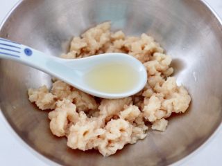 4、紫甘蓝鸡肉馅饼,鸡胸肉洗净后剁成肉泥放入容器里，先加入料酒。