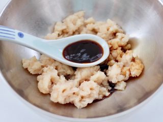 6、紫甘蓝鸡肉馅饼,加入蚝油。