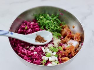 10、紫甘蓝鸡肉馅饼,加入花椒粉。