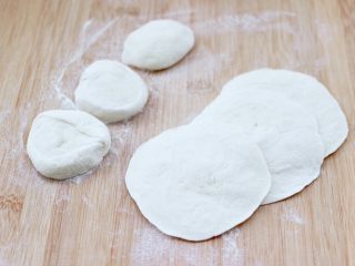 14、紫甘蓝鸡肉馅饼,排气揉匀后，分剂子擀成圆形薄面皮。