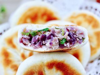 19、紫甘蓝鸡肉馅饼,出锅咯，皮软馅足超好吃的紫甘蓝鸡肉饼，低脂低卡又营养丰富。