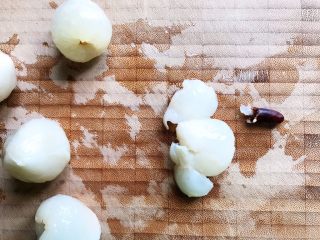 6、蜂蜜荔枝西柚汁,荔枝冲洗干净之后去皮去核