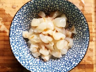 7、蜂蜜荔枝西柚汁,然后切碎