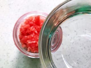 9、蜂蜜荔枝西柚汁,加入饮用水