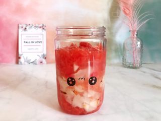 11、蜂蜜荔枝西柚汁,这里要注意的是，食材不要放太满，以免影响榨汁机搅拌，根据我的用量来就行了