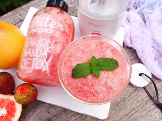 15、蜂蜜荔枝西柚汁,不仅营养丰富，美味可口，还颜值爆表，相信你一定会爱上它