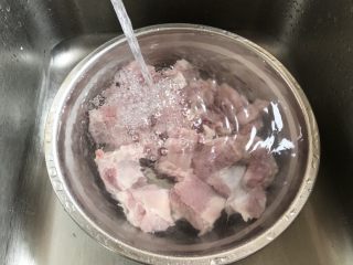 1、糖醋排骨～轻松快手版,排骨买回来，先泡水一会，去去血水