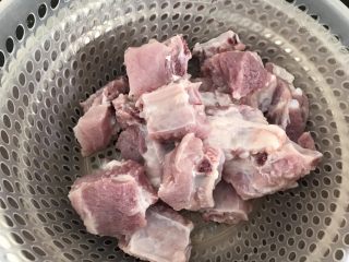 3、糖醋排骨～轻松快手版,菜篮子里沥干水分