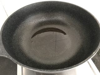 4、糖醋排骨～轻松快手版,热锅，下少许油