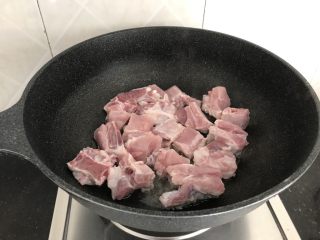 5、糖醋排骨～轻松快手版,排骨下锅煎