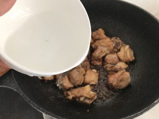 12、糖醋排骨～轻松快手版,加入半碗开水，加盖焖至水分收干，少量汤汁就好了！