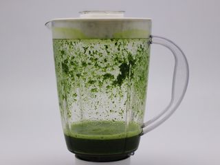 1、翡翠白玉生煎包,首先把菠菜叶洗净后放到料理机里，加入2克盐和适量水，把菠菜榨汁后过滤出来备用。