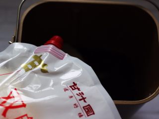 3、翡翠白玉生煎包,面包桶里加入称重后的100克面粉和50克菠菜汁，再加入10克克甘汁园双碳白砂糖和1克酵母，听说是无硫的比较健康，而且不容易变色，特别好溶解。