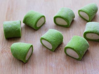 14、翡翠白玉生煎包,用刀切成大小一致的剂子。