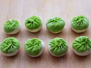 18、翡翠白玉生煎包,依次做好所有的包子后。