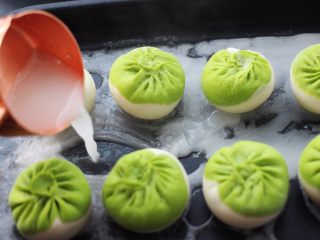 20、翡翠白玉生煎包,看见包子底下定型后，用少许淀粉和面粉用清水和成水状，倒入锅中。