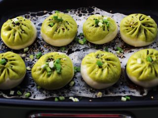 23、翡翠白玉生煎包,撒上少许葱花和黑白芝麻即可出锅。