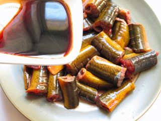 2、红烧鳝鱼,加点料酒腌渍