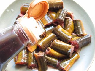 3、红烧鳝鱼,加入一汤匙生抽腌渍10分钟