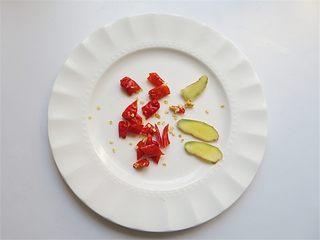 5、红烧鳝鱼,辣椒切段，生姜切片
