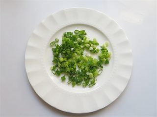 6、红烧鳝鱼,葱切碎备用