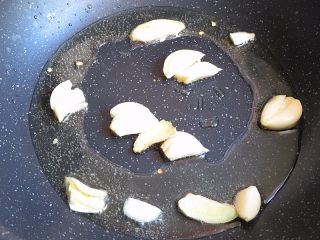 7、红烧鳝鱼,热锅注入油，六成热，可先将蒜头、生姜倒入炸出香味，捞出