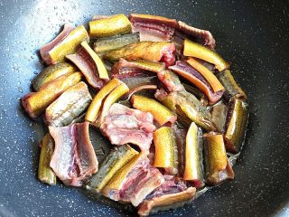 8、红烧鳝鱼,倒入黄鳝，翻炒至稍微白一点即可