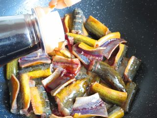 9、红烧鳝鱼,加一点点生抽和老抽翻炒