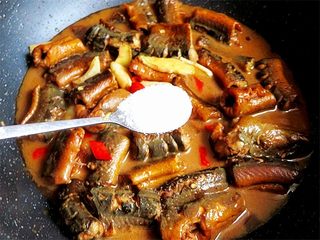 11、红烧鳝鱼,烧至汤汁浓稠加入盐再烧1分钟