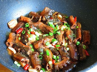 12、红烧鳝鱼,撒入少许葱花装饰即可关火装盘
