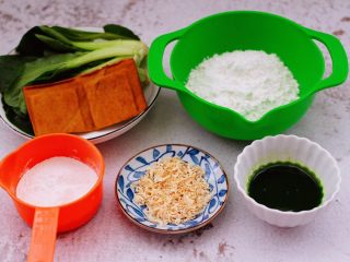 1、青菜香干虾皮青团,首先备齐所有的食材，并且称重。