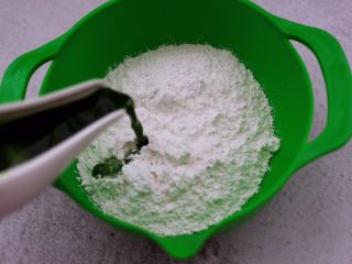 4、青菜香干虾皮青团,糯米粉里加入麦青汁。