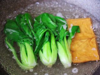 8、青菜香干虾皮青团,青菜和香干洗净后，焯一下水，青菜变色即可捞出沥干水分。