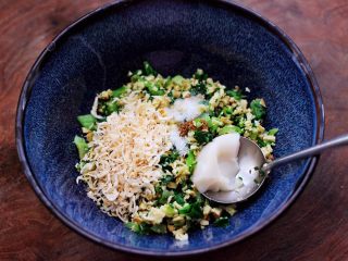 11、青菜香干虾皮青团,把绞碎的青菜和香干，放入一个大一点的碗里，加入适量的盐和味精，再加入花椒粉和猪油。