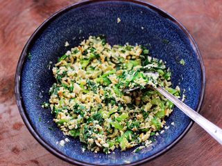 12、青菜香干虾皮青团,把所有的食材，搅拌均匀即可。