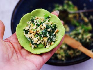 13、青菜香干虾皮青团,面团分成6个小剂子，分别压成薄圆片，包入馅料。