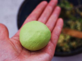 14、青菜香干虾皮青团,收口捏紧，两手合上搓圆，和包汤圆一样。