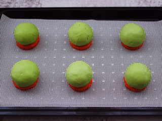 15、青菜香干虾皮青团,依次做好所有的青团，烤盘底下垫上胡萝卜片，把做好的青团放在烤盘上。