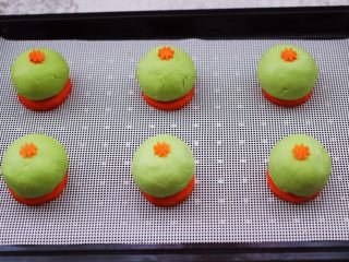 16、青菜香干虾皮青团,我用胡萝卜刻了几个小花，粘在上面增加美感。