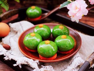 19、青菜香干虾皮青团,颜值爆棚了有木有，馋得邻居家小孩直哭。