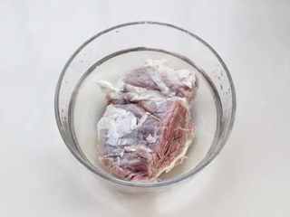 1、小炒牛肉,买来新鲜牛肉浸泡水中半小时左右去除血水，用流动水反复冲洗干净。