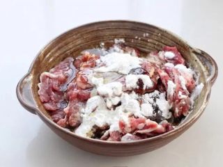 3、小炒牛肉,加生抽、料酒、蚝油、玉米淀粉和半个鸡蛋清。