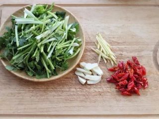 5、小炒牛肉,香菜洗掉泥沙切成小段，红干椒剪成小段去籽，切姜丝、蒜片备用。