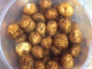 1、烤肉香辣酱煎小土豆,土豆用水冲洗干净