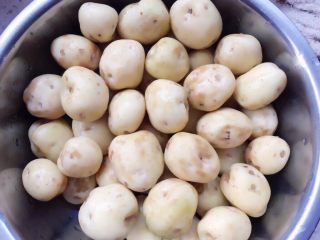 2、烤肉香辣酱煎小土豆,土豆去皮