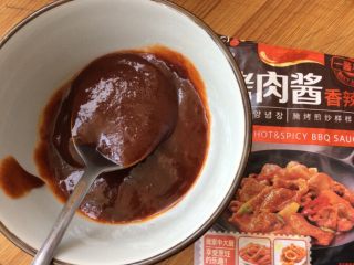 5、烤肉香辣酱煎小土豆,倒一袋烤肉烤肉香辣酱