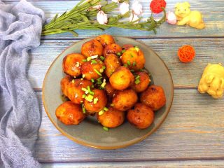 12、烤肉香辣酱煎小土豆,撒上香葱末,就可以吃了,好香哦