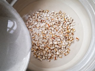 6、柠檬薏米水,把浸泡的水倒掉再加适量的清水。