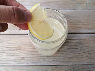 11、柠檬薏米水,将柠檬片加入薏米水中。